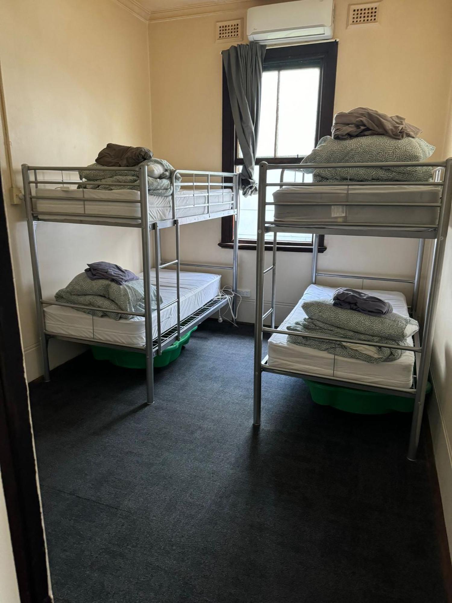 Emu Backpackers Perth - Note - Valid Passport Required For Check In, Perth